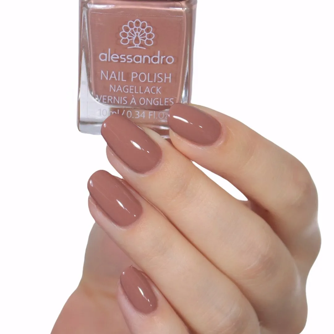 Alessandro Oje Mocha 77-903 10 ml — uygulanmış tırnak görünümü