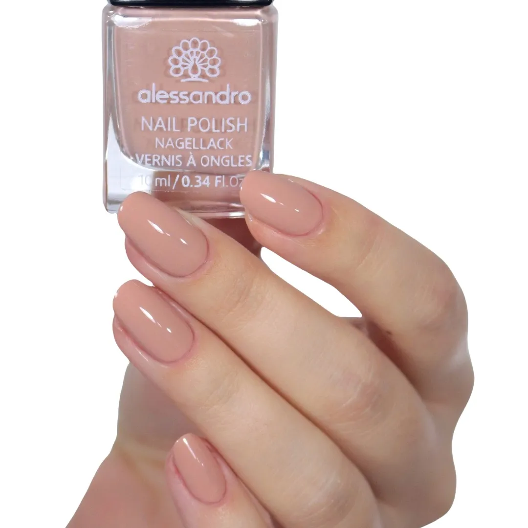 Alessandro Oje Mousse au Chocolat 77-902 10 ml — uygulanmış tırnak görünümü