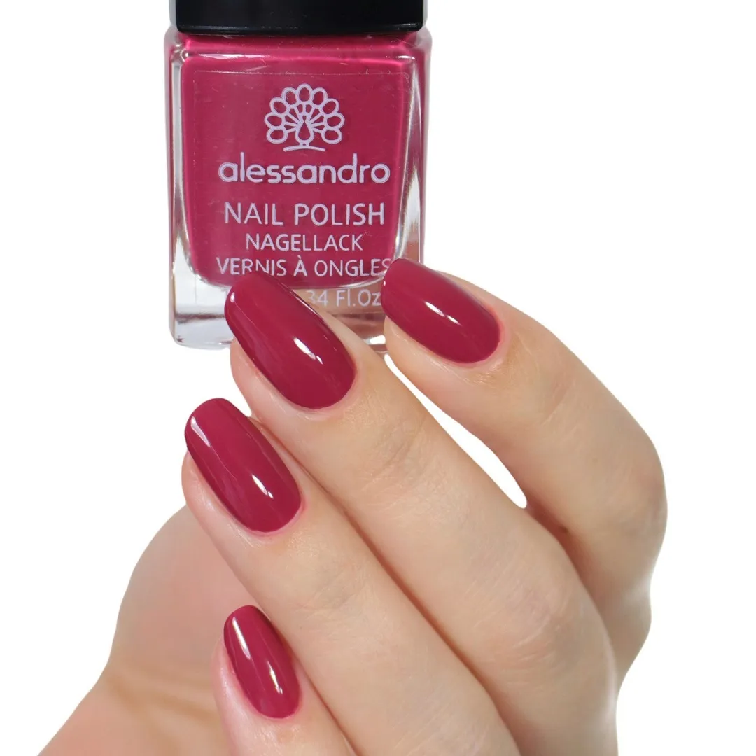 Alessandro Oje Pink Diva 77-908 10 ml — uygulanmış tırnak görünümü