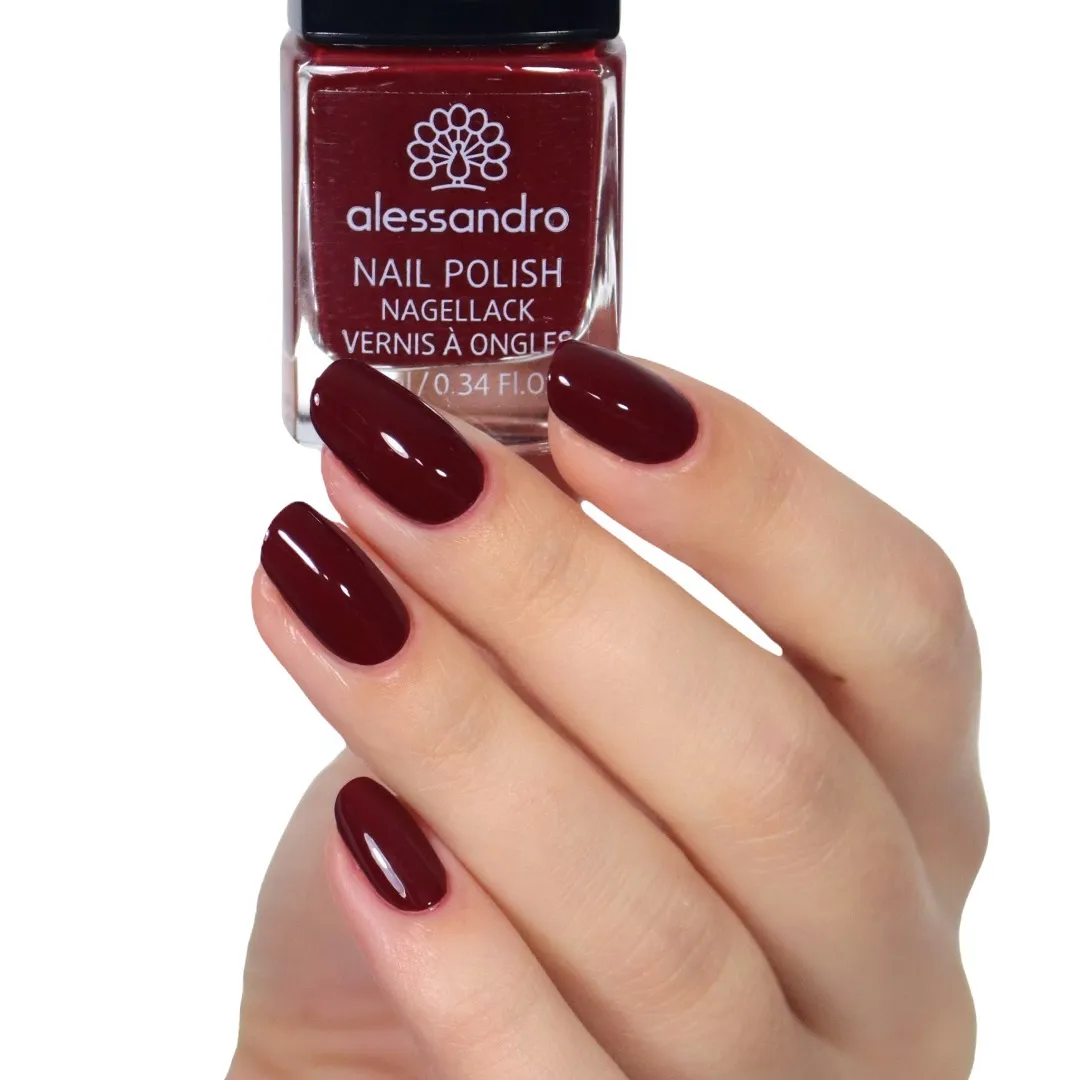 Alessandro Oje Red Illusion 77-906 10 ml — uygulanmış tırnak görünümü