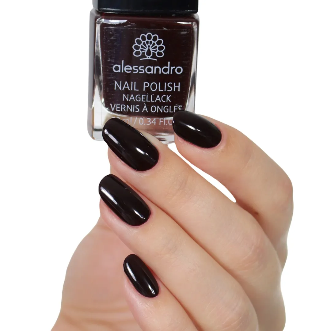 Alessandro Oje Rouge Noir 77-905 10 ml — uygulanmış tırnak görünümü