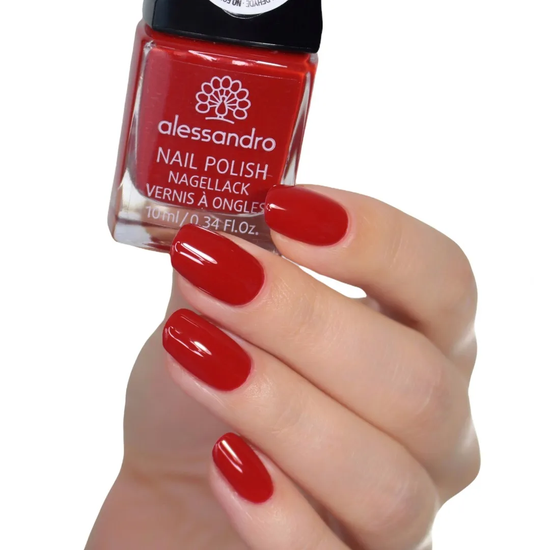 Alessandro Oje Secret Red 77-127 10 ml — uygulanmış tırnak görünümü